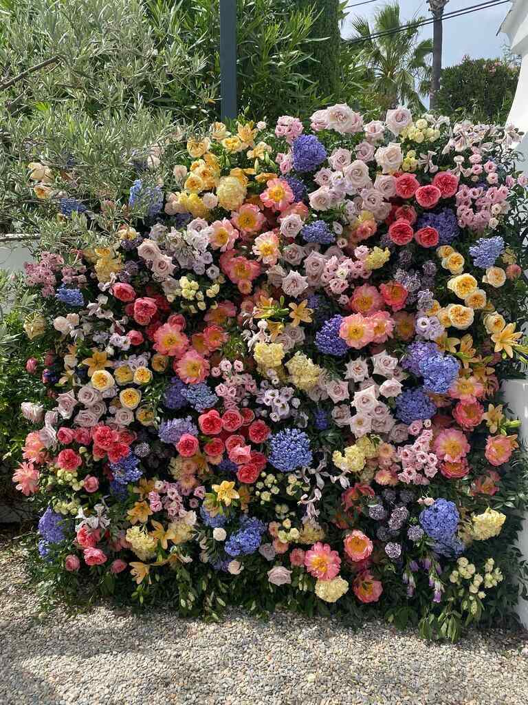 Creative flower backdrops for memorable wedding photos