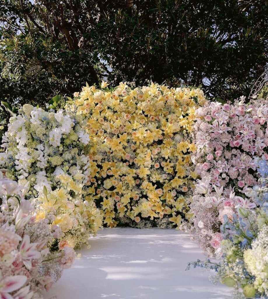Creative flower backdrops for memorable wedding photos