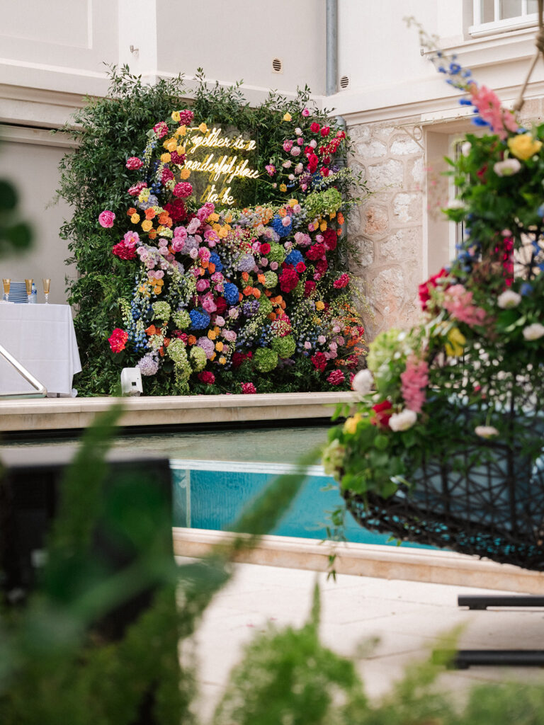 Summer flowers to light up your villa nights