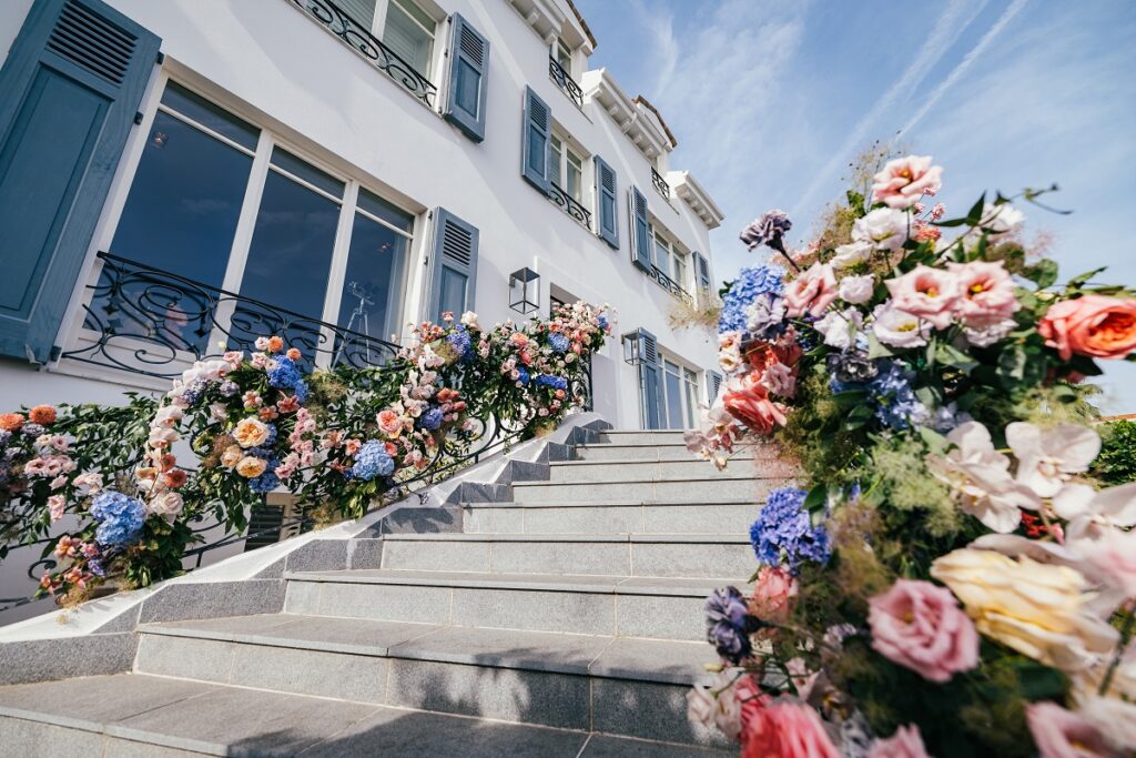 Summer flowers to light up your villa nights